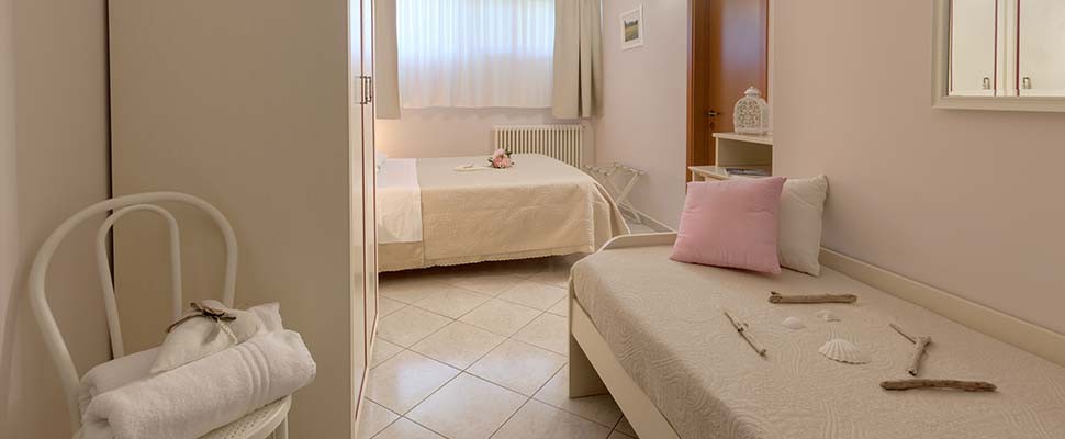 camera-tripla-sirolo-001