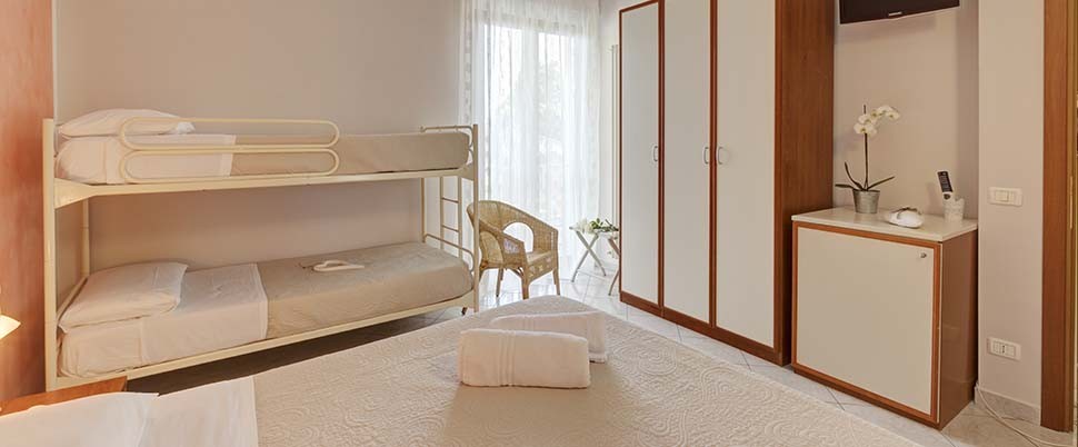 camera-quadrupla-sirolo-001